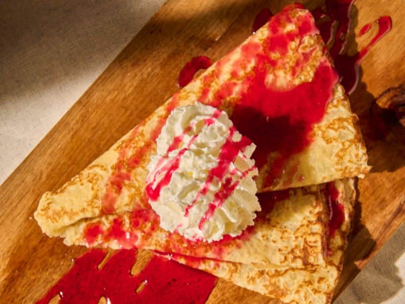 crep dulce con sirope de fresa y nata montada