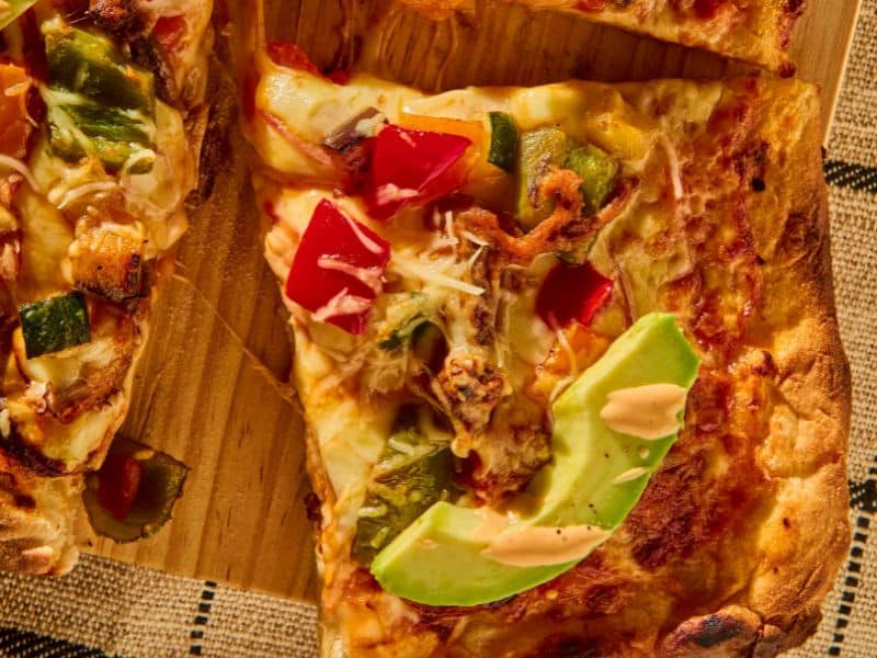 pizza con aguacate